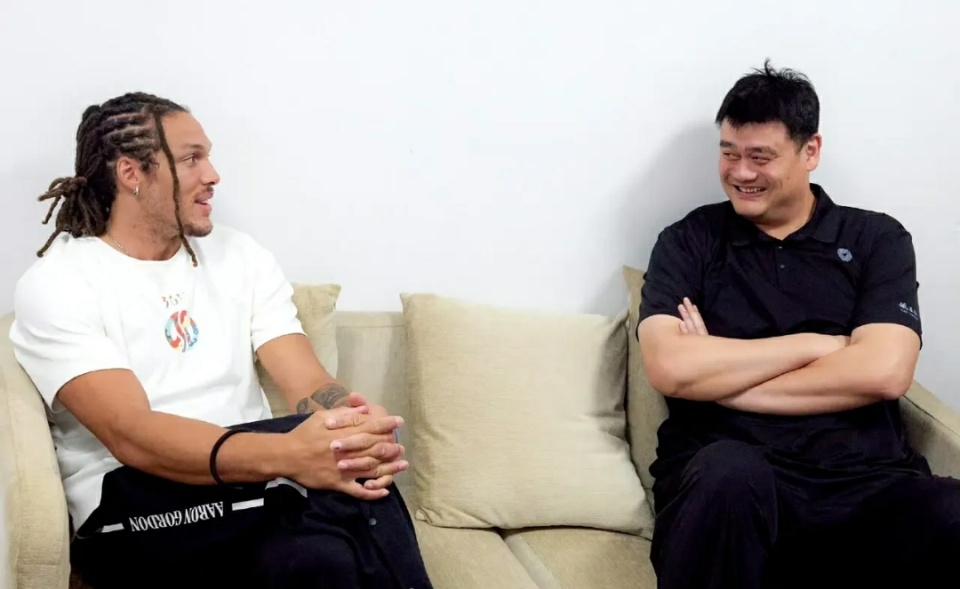 员在他面前, 第一位坐扣, 晒出了戈登 员在他面前, 第一位坐扣, 晒出了戈登